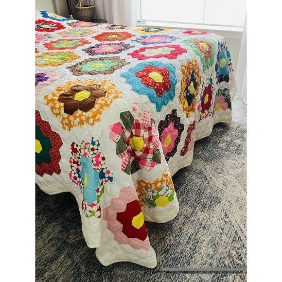 Vintage handmade Quilt Grandmother's Flower Garden 50s 60s 70s fabrics 102 x 88" - Picture 4 of 16